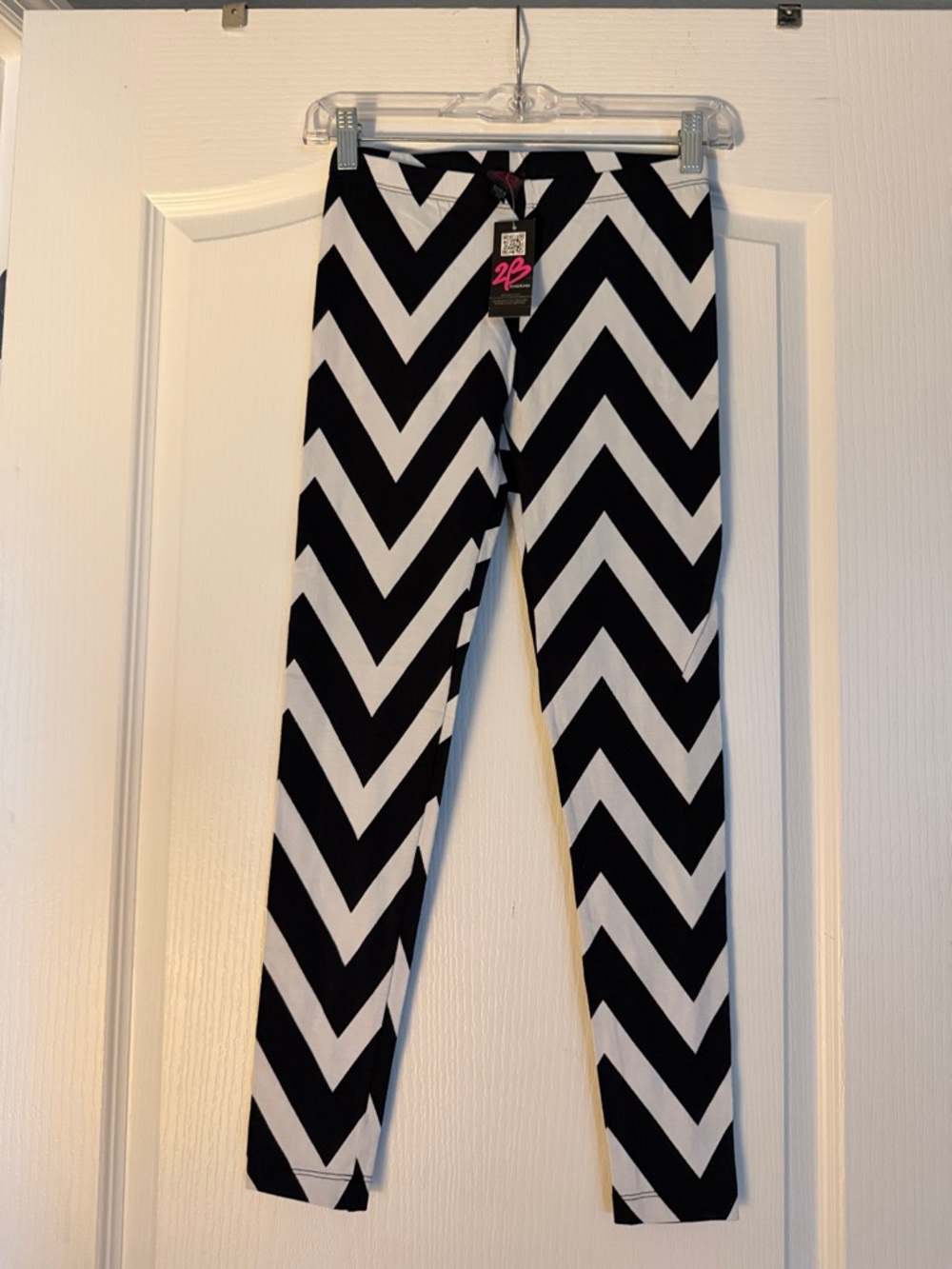 2B Bebe Black and White Chevron Leggings.